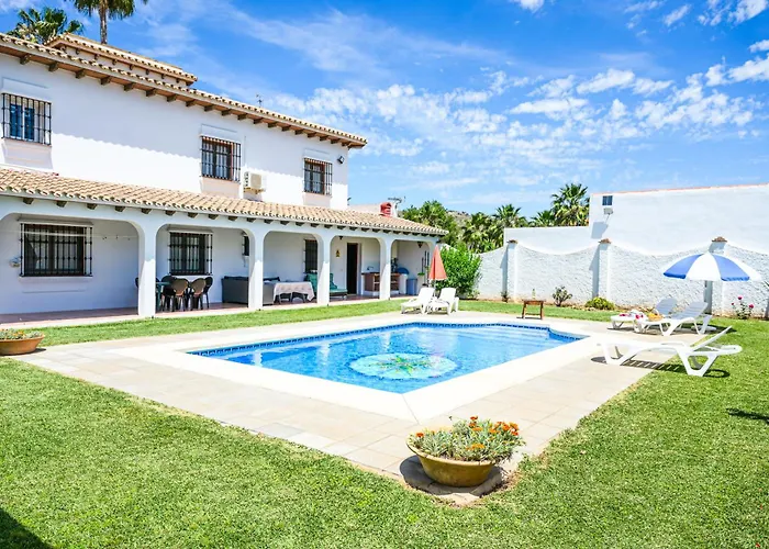 Amplia Casa Rural Con Precioso Jardin Cerca De Malaga Capital.