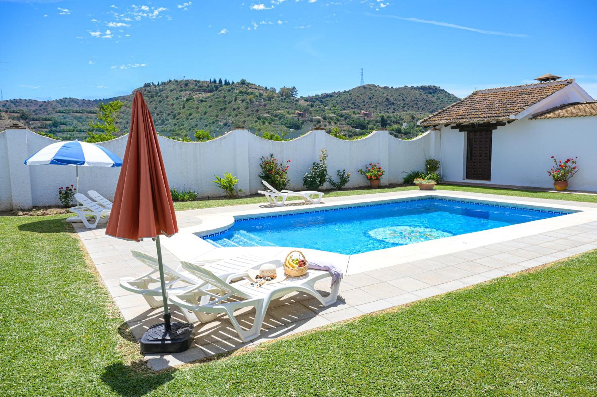 Amplia Con Precioso Jardin Cerca De Capital. Casa de Férias *