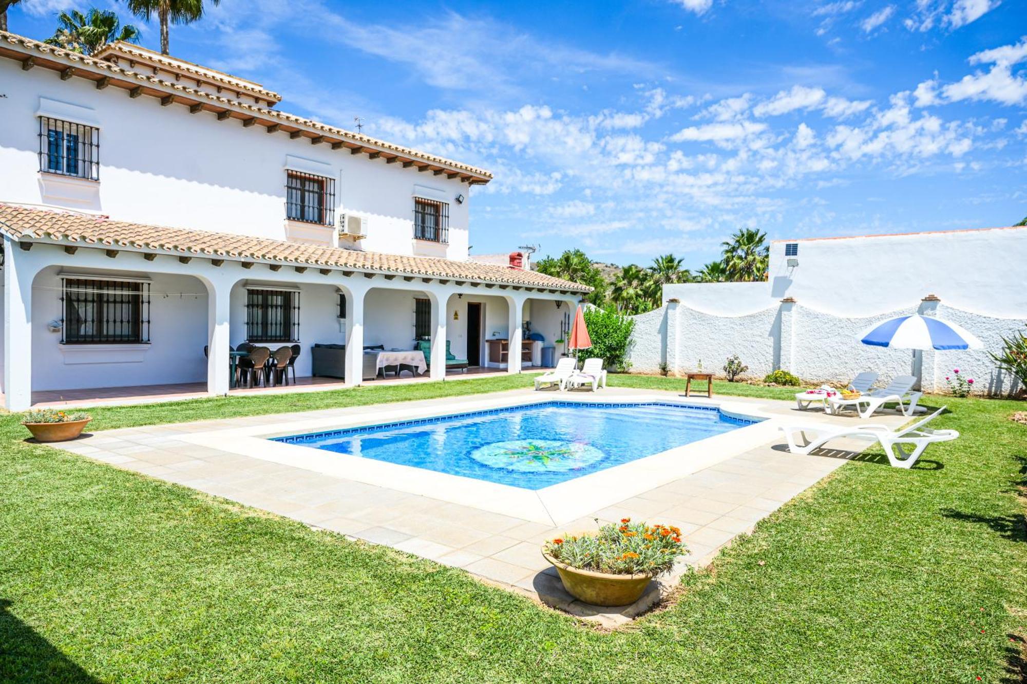 Amplia Con Precioso Jardin Cerca De Capital. Holiday home Malaga