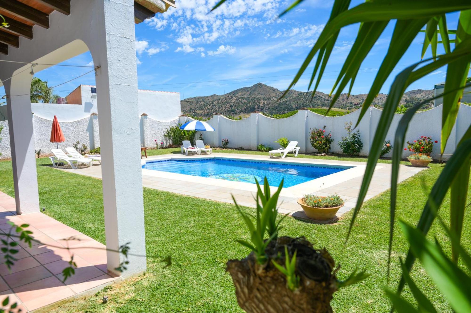Amplia Con Precioso Jardin Cerca De Capital. Holiday home Malaga