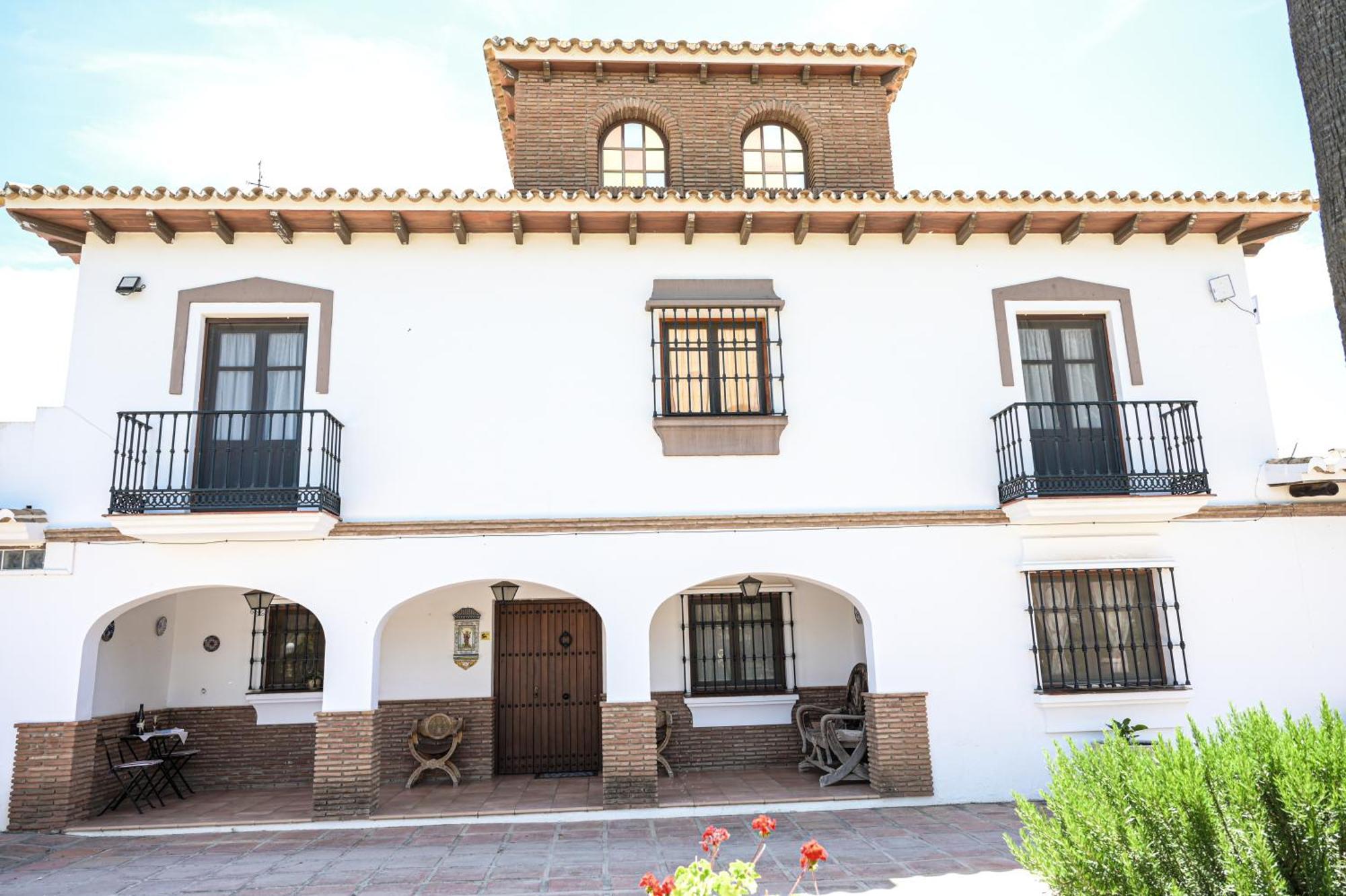 Amplia Con Precioso Jardin Cerca De Capital. Holiday home
