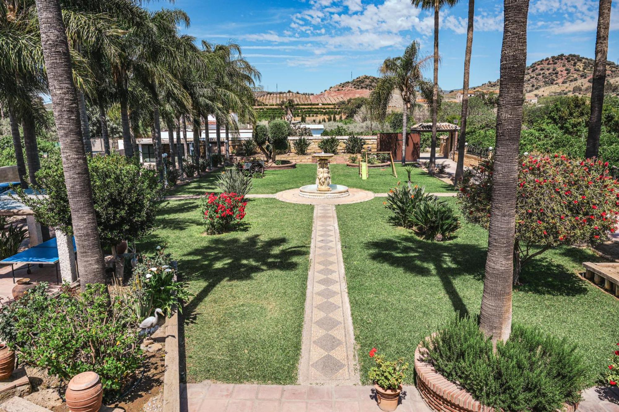 Amplia Con Precioso Jardin Cerca De Capital. * Malaga